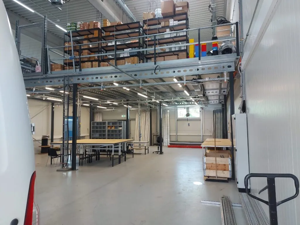 Mezzanine and prefabrication workshop at the SA3 Power Frankfurt facility